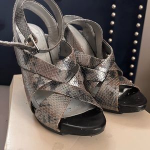 Snakeskin beautiful shoes.